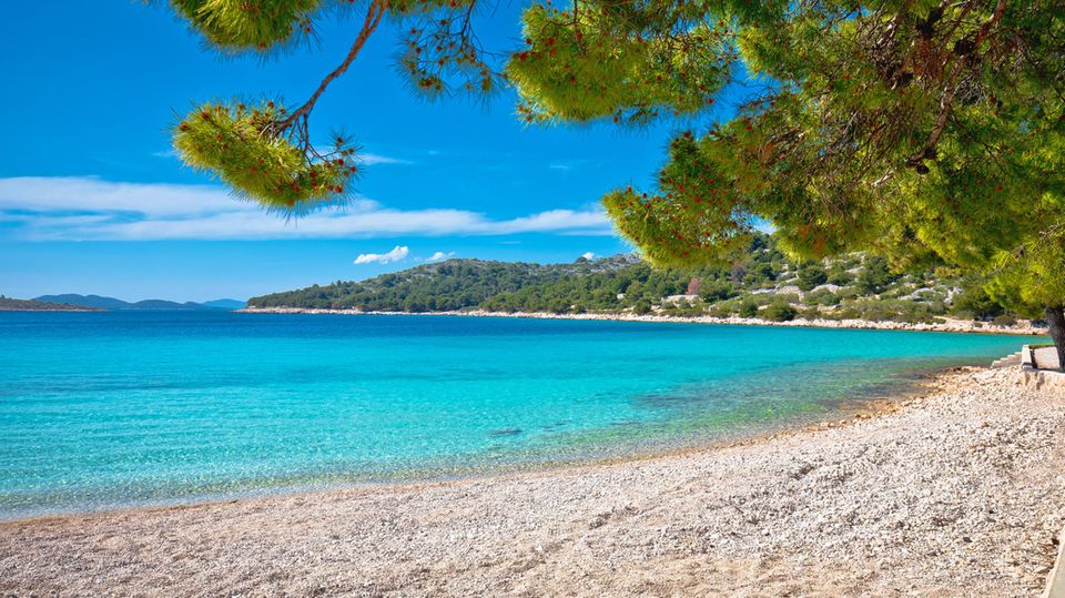 Blick auf den Strand Slanica auf der Insel Murter einer der schönsten Strände in Kroatien