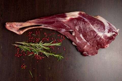 Frisches Ziegenfleisch vor einem dunklen Holzhintergrund