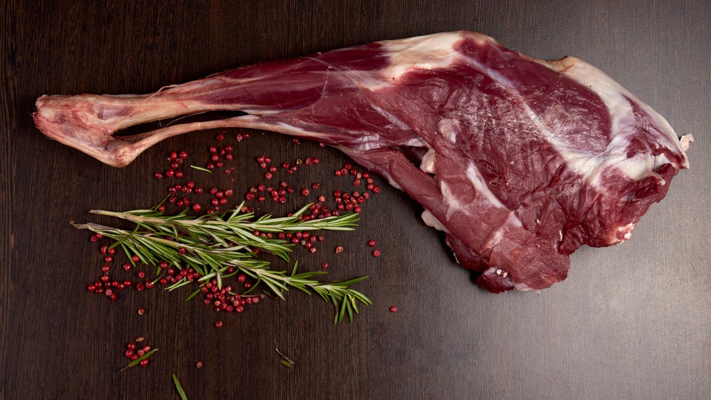 Frisches Ziegenfleisch vor einem dunklen Holzhintergrund
