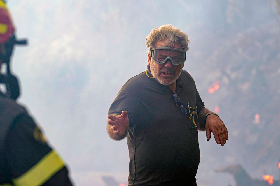 Ein Feuerwehrmann bei Löscharbeiten auf Sardinien