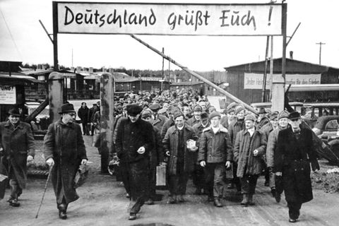 Das Heimkehrerlager Gronenfelde bei Frankfurt/ Oder: Die aus russischer Kriegsgefangenschaft entlassenen Männer treten von hier aus per Zug die Reise zu ihren Heimatorten an