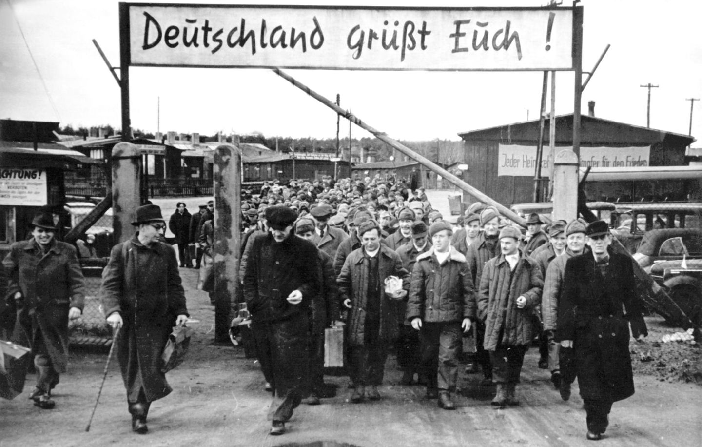 Das Heimkehrerlager Gronenfelde bei Frankfurt/ Oder: Die aus russischer Kriegsgefangenschaft entlassenen Männer treten von hier aus per Zug die Reise zu ihren Heimatorten an