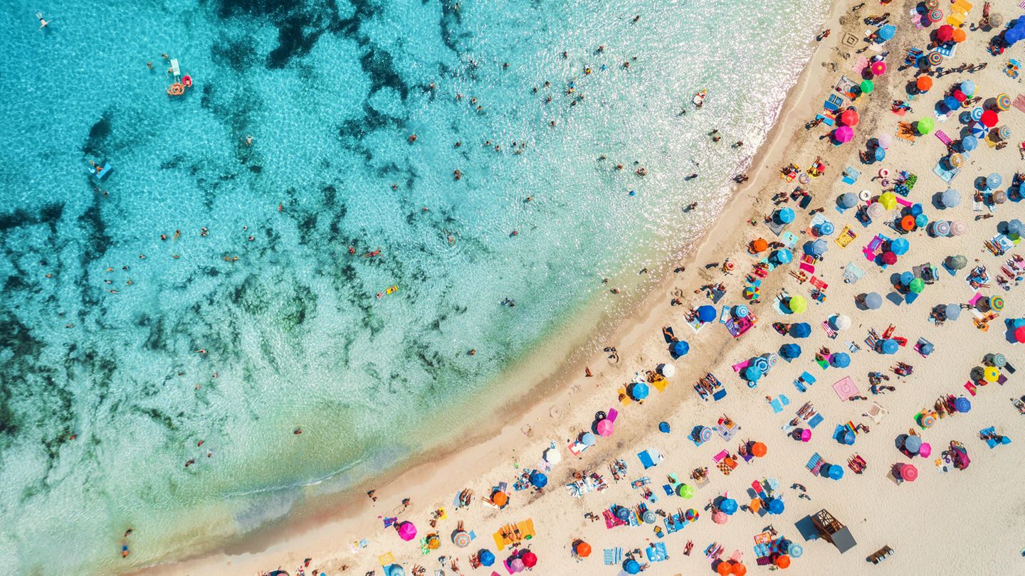 Auf Mallorca tummeln sich viele Urlaubwerinnen und Urlauber am Strand
