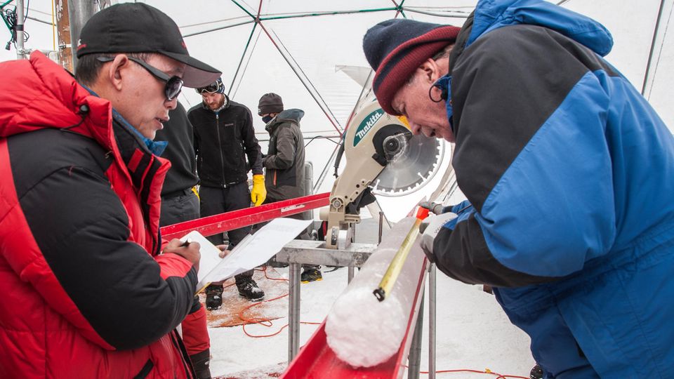 Forscher untersuchen einen Eisbohrkern Forscher untersuchen einen Eisbohrkern