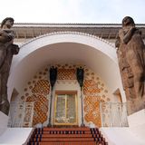 Verziertes Portal am Ernst Ludwig Haus auf der Mathildenhöhe in Darmstadt