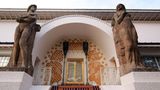 Verziertes Portal am Ernst Ludwig Haus auf der Mathildenhöhe in Darmstadt