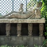 Skulptur einer sterbenden Mutter auf der Mathildenhöhe in Darmstadt