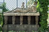 Skulptur einer sterbenden Mutter auf der Mathildenhöhe in Darmstadt