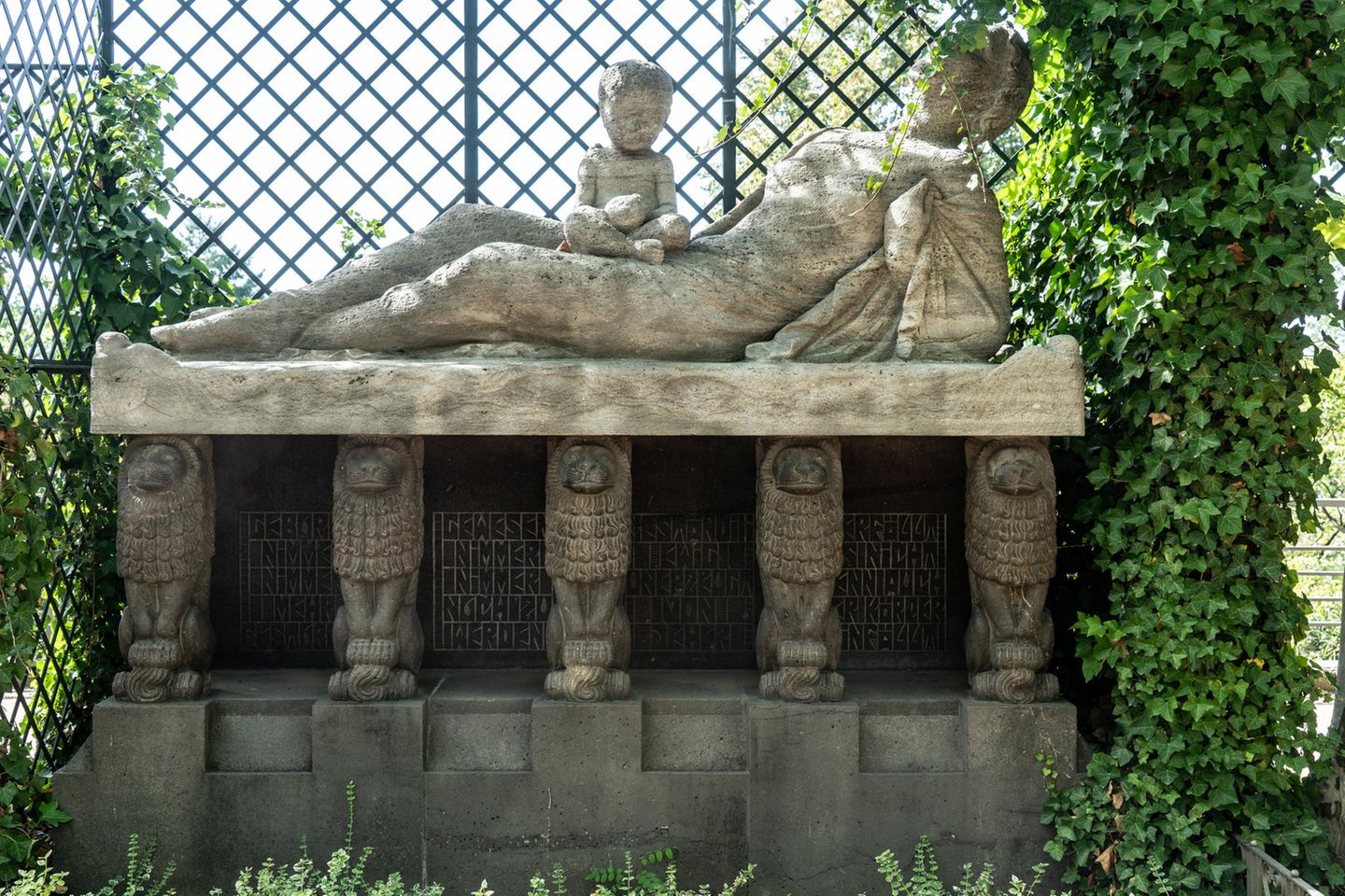 Skulptur einer sterbenden Mutter auf der Mathildenhöhe in Darmstadt