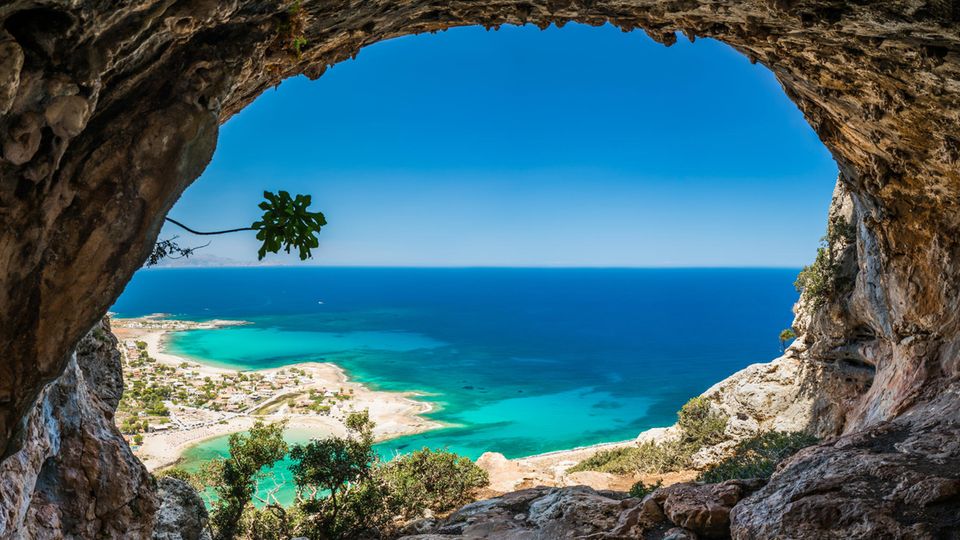 Felsentor mit Blick auf das Meer vor Kreta