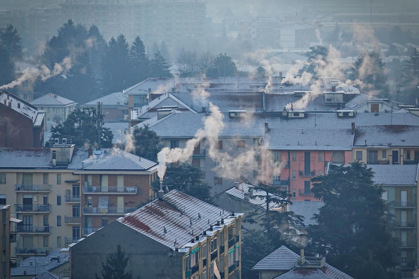 Dreckiger Rauch aus Schornsteinen in Mailand