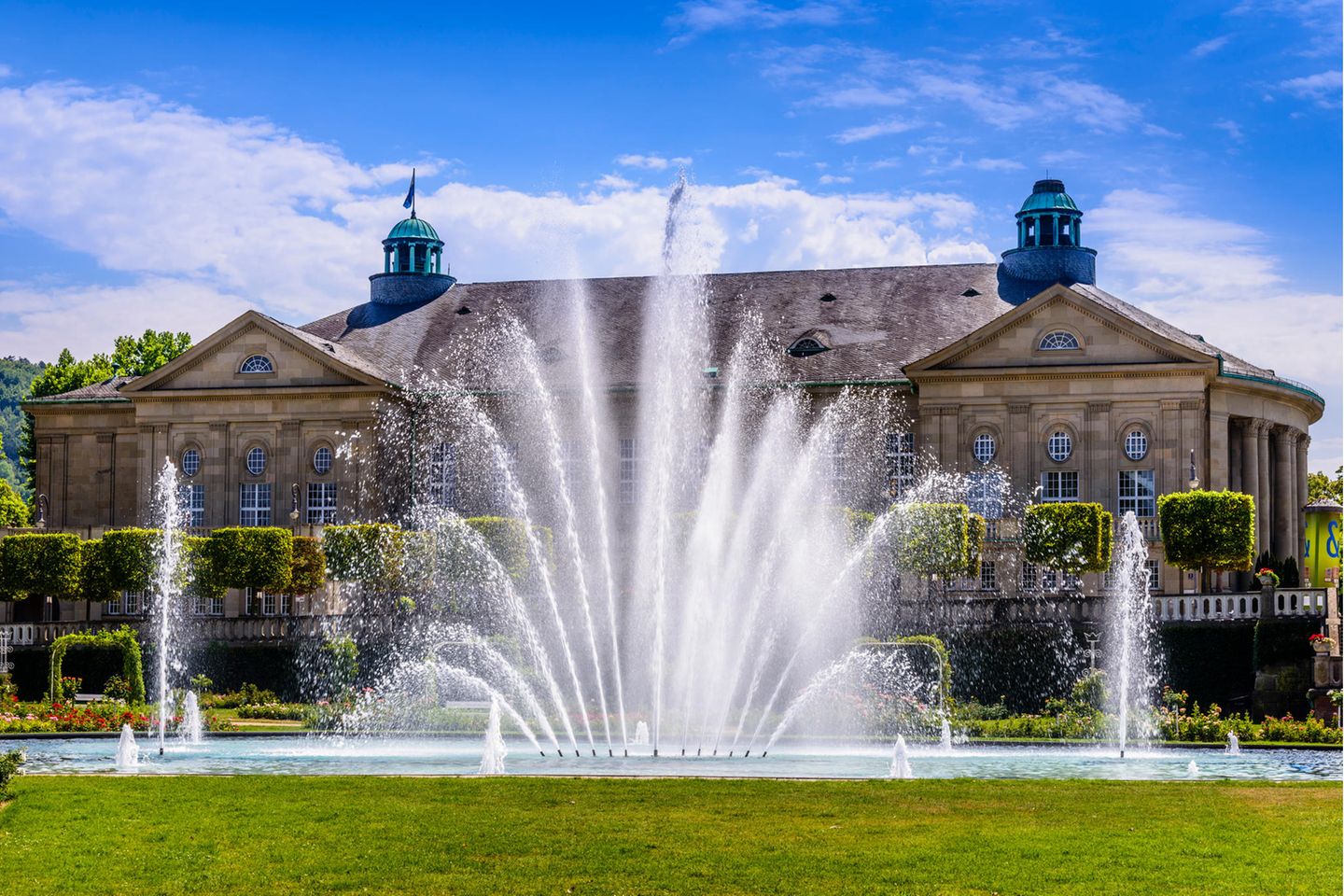 Rosengarten mit Regentenbau im Kurgebiet von Bad Kissingen