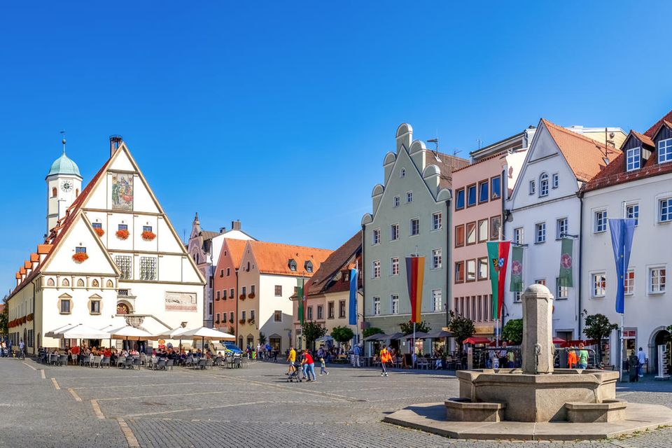 Im Zentrum der Altstadt von Weiden liegt der Obere Markt. Hier steht auch das Alte Rathaus