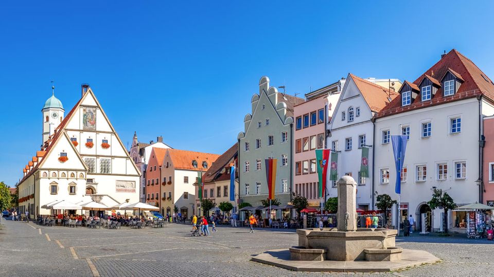 Im Zentrum der Altstadt von Weiden liegt der Obere Markt. Hier steht auch das Alte Rathaus