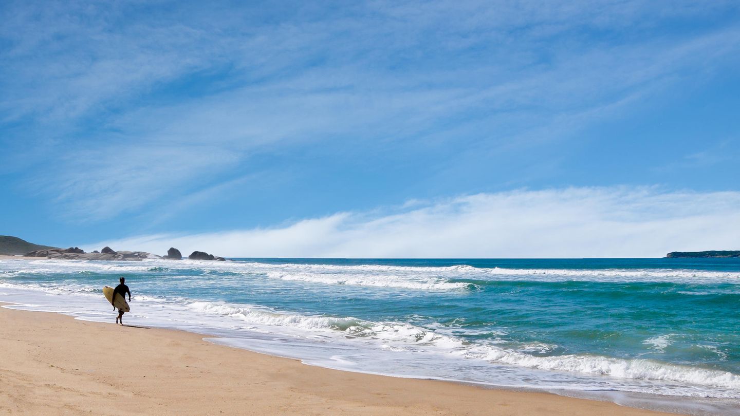 Paradies für Wassersportler Surfer am Strand von Joaquina in Florianopolis, Brasilien