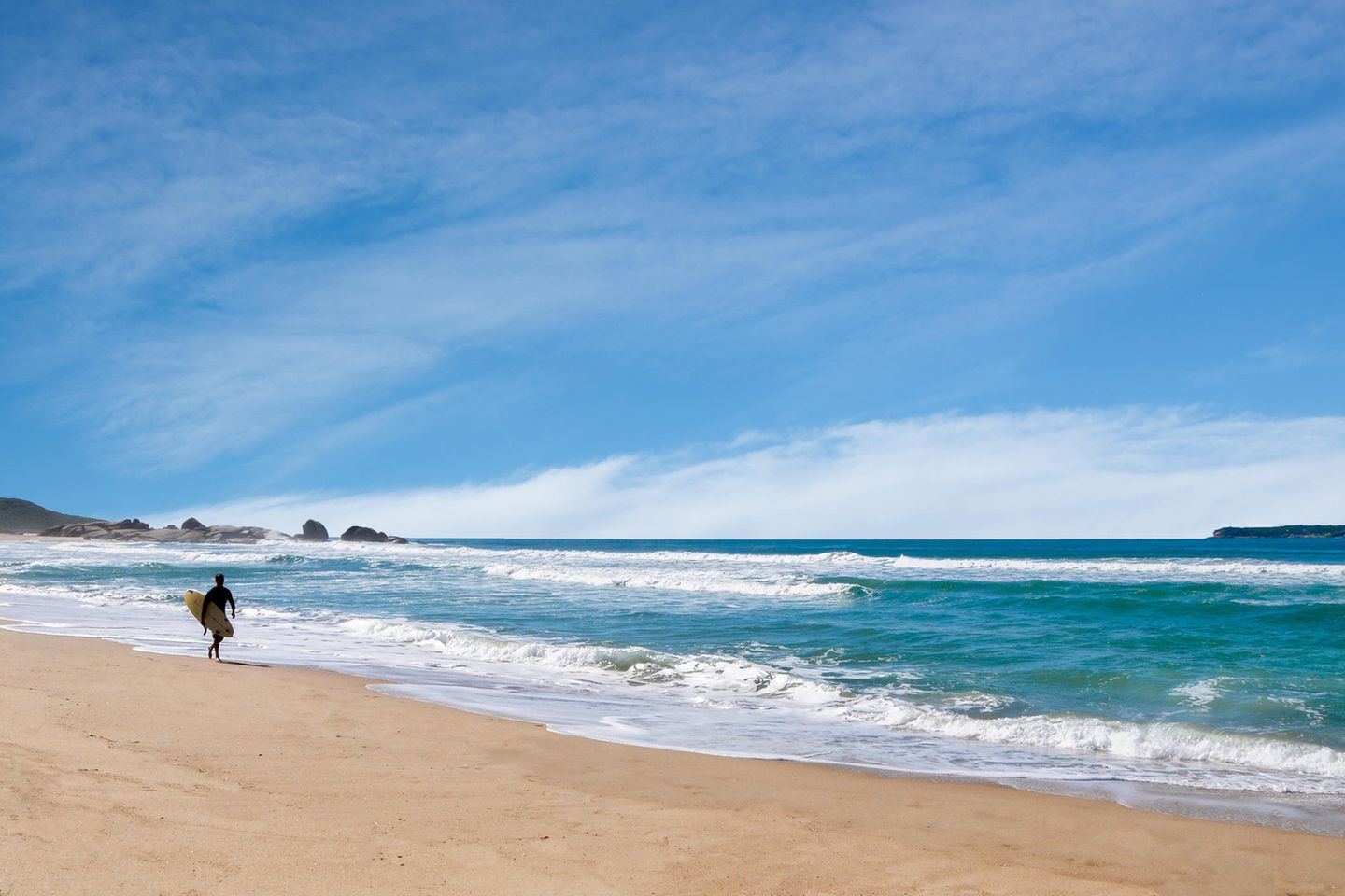 Surfer am Strand von Joaquina in Florianopolis, Brasilien