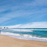 Surfer am Strand von Joaquina in Florianopolis, Brasilien