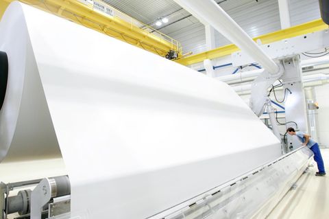 Auf riesigen Rollen produziert Leipa Recyclingpapiere in Schwedt an der Oder