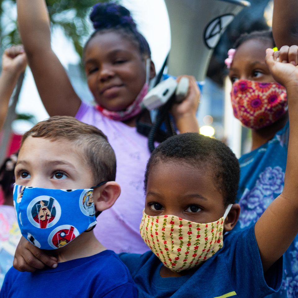 Kinder protestieren am 7. Juni 2020 in Miami in den USA gegen Rassismus.