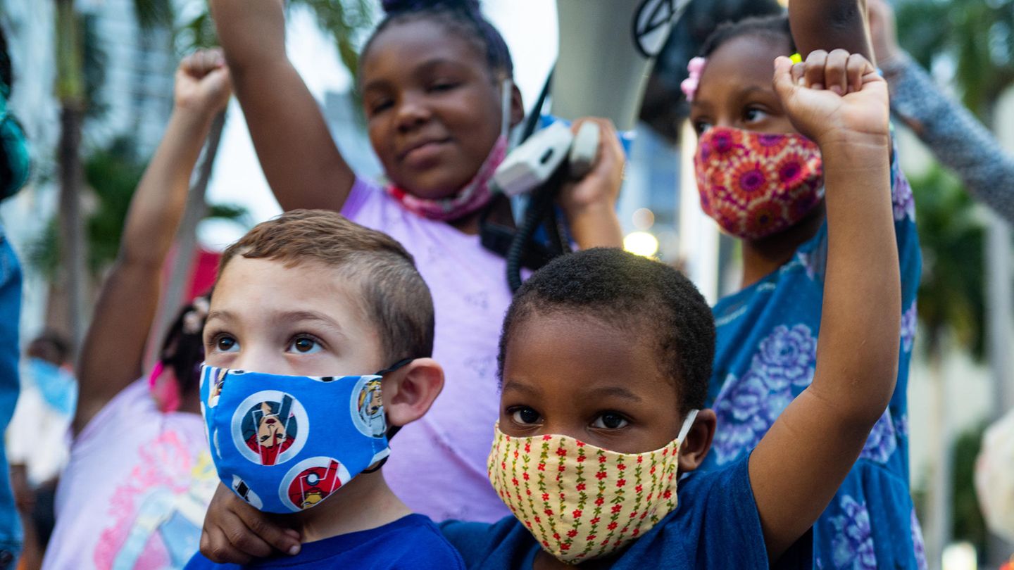 Kinder protestieren am 7. Juni 2020 in Miami in den USA gegen Rassismus.