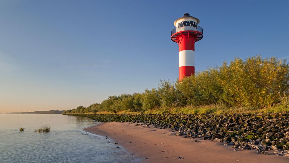 Auch am Elbstrand bei Lühe lassen sich entspannt Schiffe beobachten 