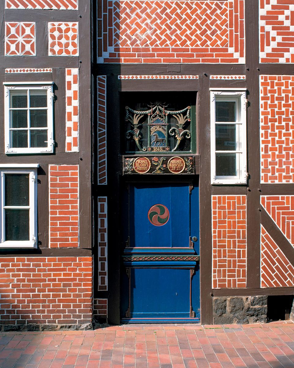 Ausflugstipp: Eine verzierte Brauttür am Heimatmuseum in Buxtehude. Diese sogenannten Brauttüren wurden nur geöffnet, wenn die neue Hausherrin einzog, ein Leichnam hinausgetragen wurde oder eine Katastrophe geschah Eine verzierte Brauttür am Heimatmuseum in Buxtehude. Diese sogenannten Brauttüren wurden nur geöffnet, wenn die neue Hausherrin einzog, ein Leichnam hinausgetragen wurde oder eine Katastrophe geschah