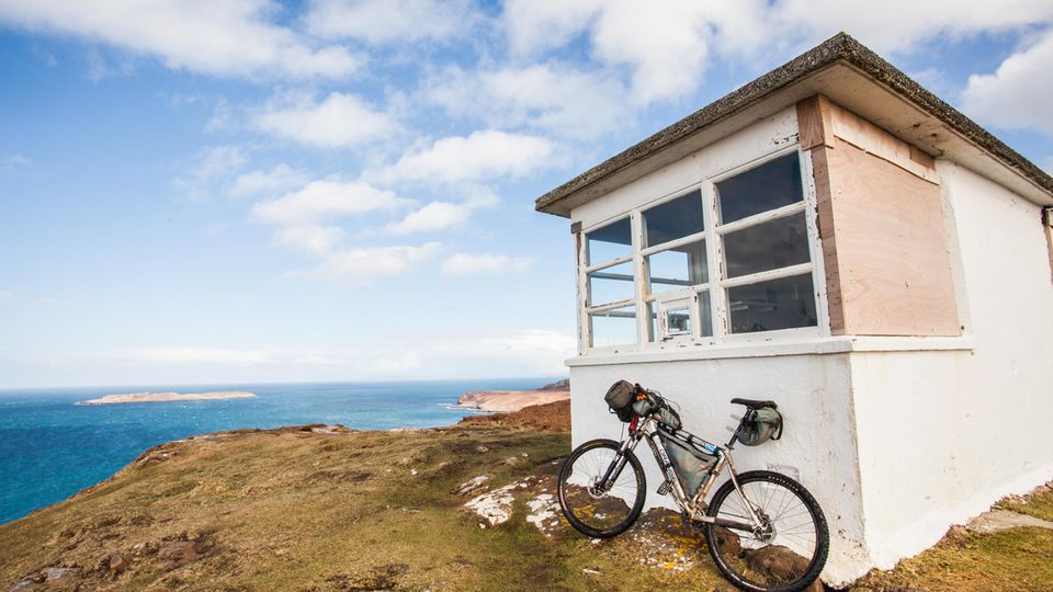 Die oft nur mit dem Allernötigsten ausgestatteten Bothies belohnen ihre Gäste oft mit einer unbezahlbarer Aussicht auf die schottischen Highlands oder das Meer