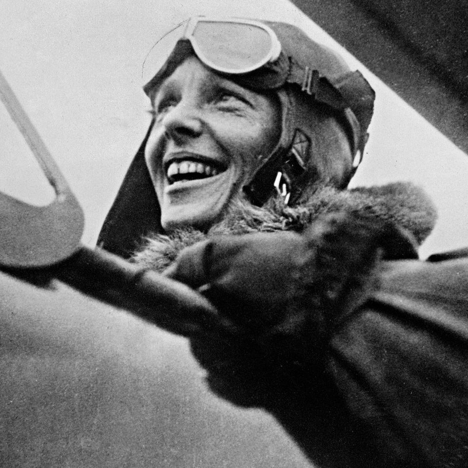 Sie überquert allein in ihrem Cockpit den Atlantik, fliegt als erster Mensch ohne Begleitung von Hawaii zum Festland der USA und von Los Angeles nach Mexiko City. 1937 startet sie zu einer hochriskanten Erdumrundung