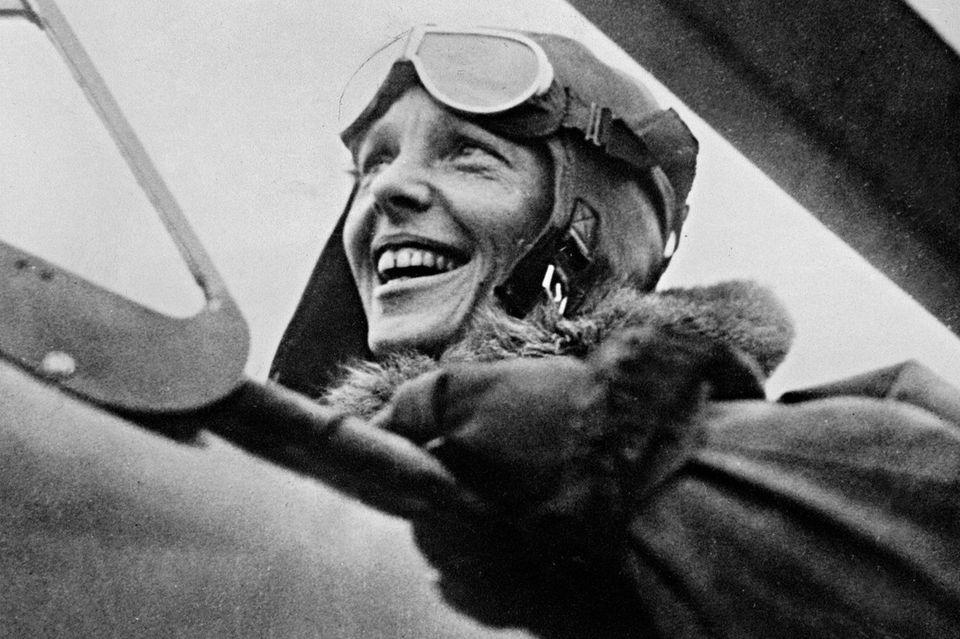Sie überquert allein in ihrem Cockpit den Atlantik, fliegt als erster Mensch ohne Begleitung von Hawaii zum Festland der USA und von Los Angeles nach Mexiko City. 1937 startet sie zu einer hochriskanten Erdumrundung 1.3316