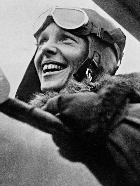 Sie überquert allein in ihrem Cockpit den Atlantik, fliegt als erster Mensch ohne Begleitung von Hawaii zum Festland der USA und von Los Angeles nach Mexiko City. 1937 startet sie zu einer hochriskanten Erdumrundung