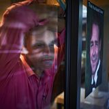 Charbel Bassil, Miteigentümer des „Le Chef“ im Stadtteil Gemmayze. Am Fenster des Restaurants klebt ein Foto von Russel Crowe. Der Hollywood-Star hatte großzügig für den Wiederaufbau des Lokals gespendet