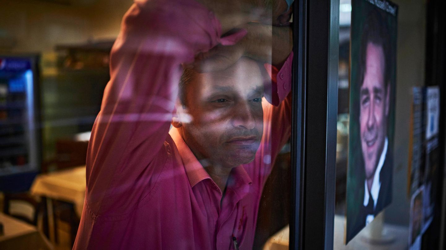 Charbel Bassil, Miteigentümer des „Le Chef“ im Stadtteil Gemmayze. Am Fenster des Restaurants klebt ein Foto von Russel Crowe. Der Hollywood-Star hatte großzügig für den Wiederaufbau des Lokals gespendet