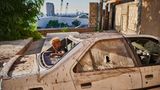 Kinder spielen in den Trümmern, dahinter die Ruine des am 4. August 2020 zerstörten Getreidesilos im Hafen