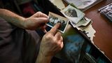 Dschebidelikian zeigt Schwarzweißfotos aus seiner Kindheit in Beirut. Es sind Bilder einer anderen, besseren Welt
