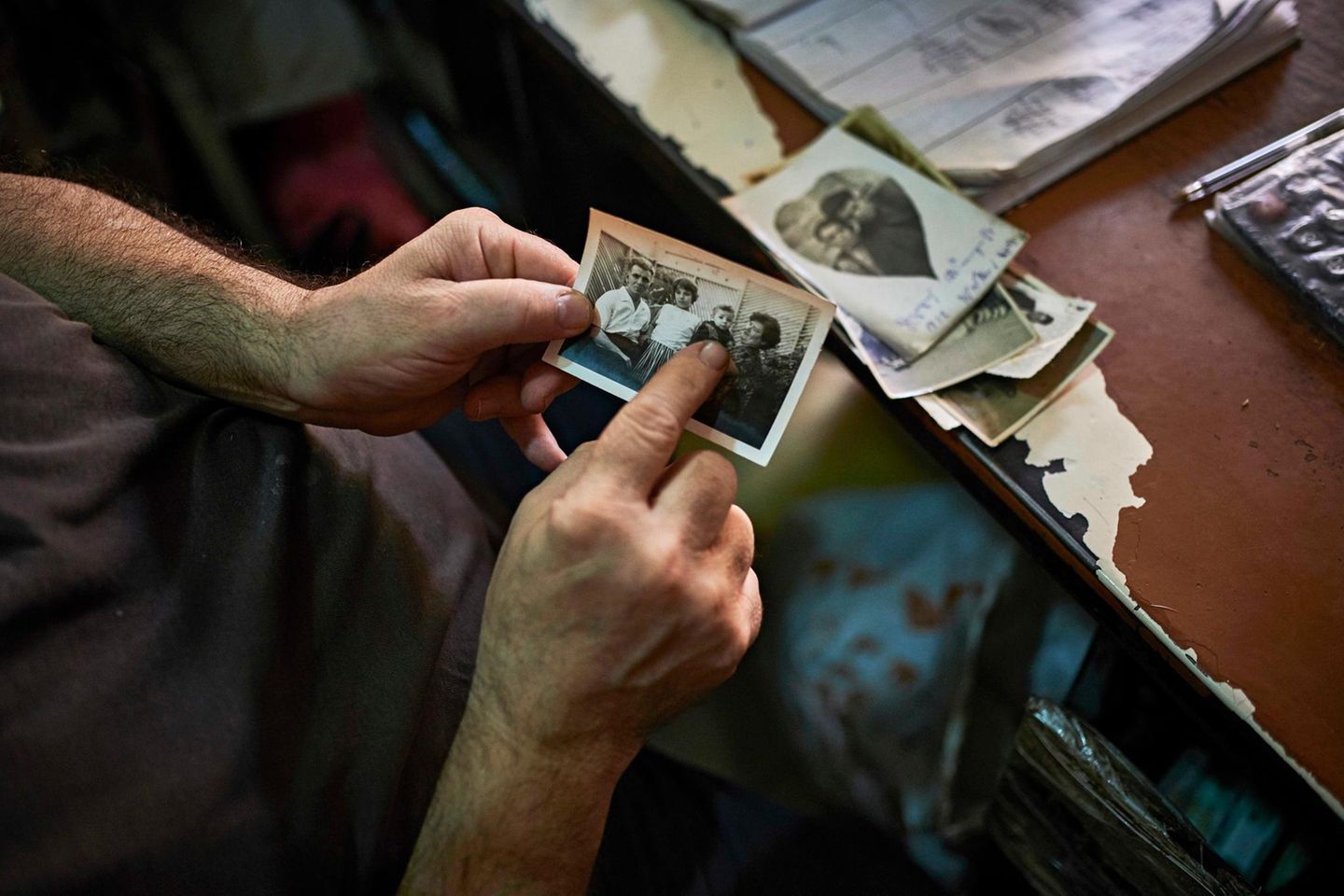 Dschebidelikian zeigt Schwarzweißfotos aus seiner Kindheit in Beirut. Es sind Bilder einer anderen, besseren Welt