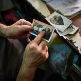 Dschebidelikian zeigt Schwarzweißfotos aus seiner Kindheit in Beirut. Es sind Bilder einer anderen, besseren Welt