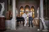 Die Sursocks sind eine der ältesten christlichen Adelsfamilien von Beirut. Das Bild zeigt Lady Mary Cochrane und ihren Mann Roderick Sursock Cochrane inmitten ihres zerstörten Stadtpalastes