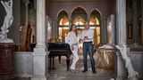 Die Sursocks sind eine der ältesten christlichen Adelsfamilien von Beirut. Das Bild zeigt Lady Mary Cochrane und ihren Mann Roderick Sursock Cochrane inmitten ihres zerstörten Stadtpalastes