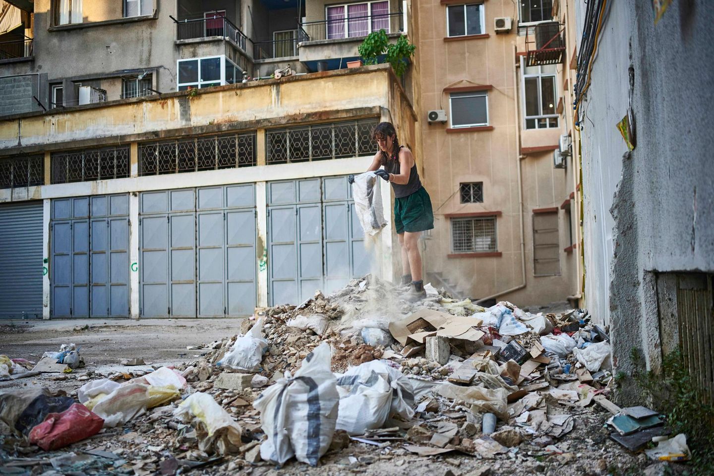 Bei der Explosion entstanden bis zu 800.000 Tonnen Schutt und Abfälle. Viele Landmarken der Stadtarchitektur sind unwiederbringlich verloren