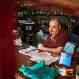 Kaufmann Vasken Dschebidelikian in seinem Kiosk im Stadtteil Geitawi. Seine Familie ist bereits nach Australien emigriert