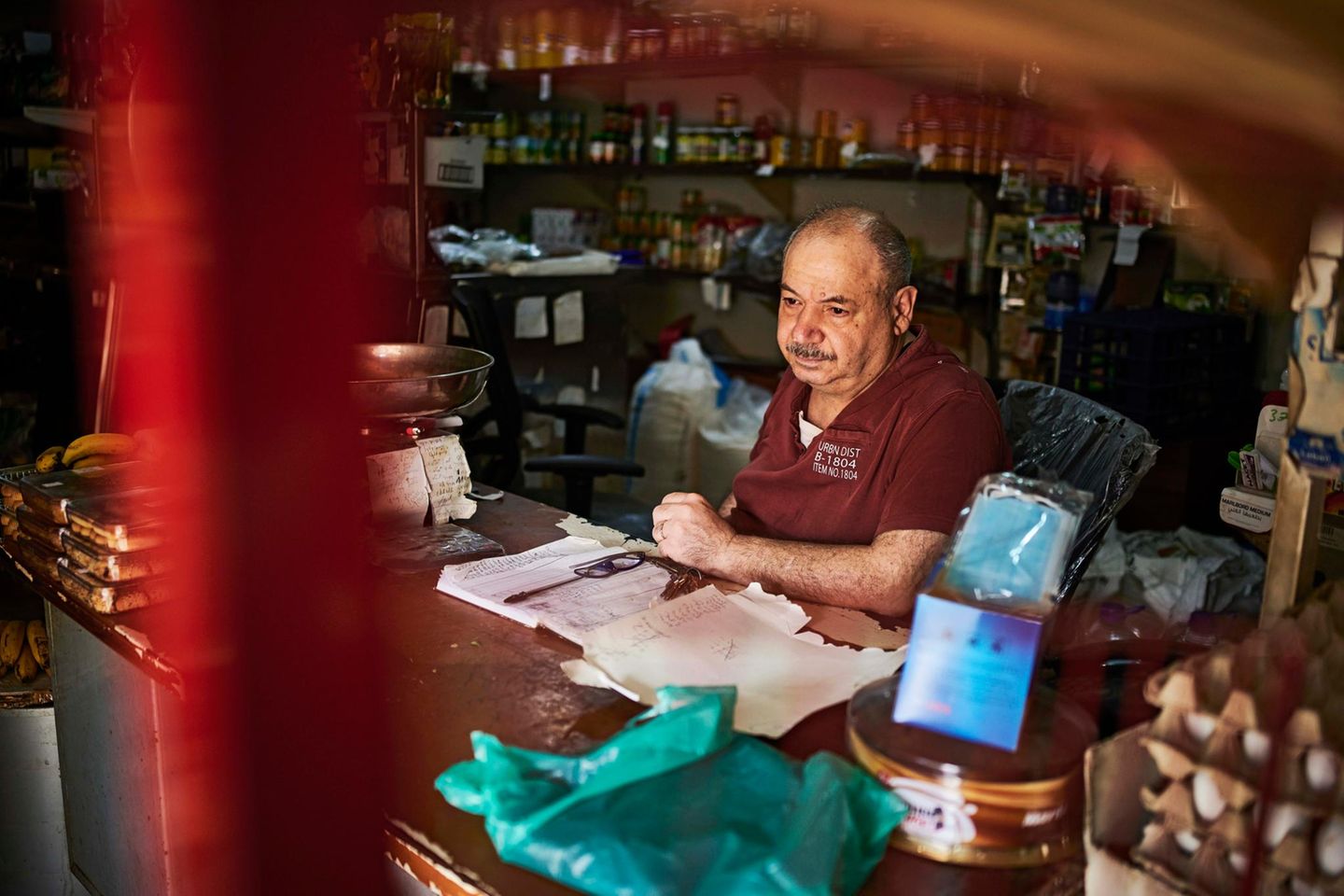 Kaufmann Vasken Dschebidelikian in seinem Kiosk im Stadtteil Geitawi. Seine Familie ist bereits nach Australien emigriert