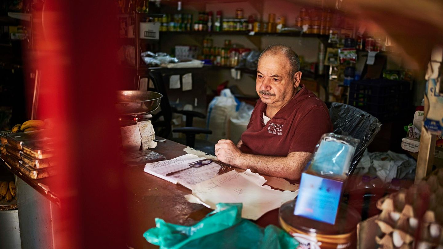 Kaufmann Vasken Dschebidelikian in seinem Kiosk im Stadtteil Geitawi. Seine Familie ist bereits nach Australien emigriert