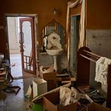 Ein zerstörtes Badezimmer im Sursock-Palast, der vor der Explosionskatastrophe als Musezm diente