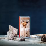 Die hier gezeigten Bilder sind Teil des multimedialen Hilfsprojekts "Stones of Beirut" – eine Spendenkampagne, mit der die Agentur Territory gemeinsam mit dem Verlagshaus Gruner + Jahr (zu dem auch GEO gehört) ein Zeichen gegen das Vergessen setzen möchte. Herzstück des Projekts ist das gleichnamige Buch. Es erzählt von der einzigartigen Kultur der Stadt – festgehalten in Geschichten, Fotografien, Zeichnungen, Gedichten. Gedruckt wurde das Buch auf Steinpapier, hergestellt aus dem Schutt, den die Explosion am Hafen hinterlassen hat. Die Einnahmen aus dem Verkauf des Buches, das ab sofort zu bestellen ist, sowie Spenden gehen an die Hilfsorganisation und NGO Beit El Baraka in Beirut.