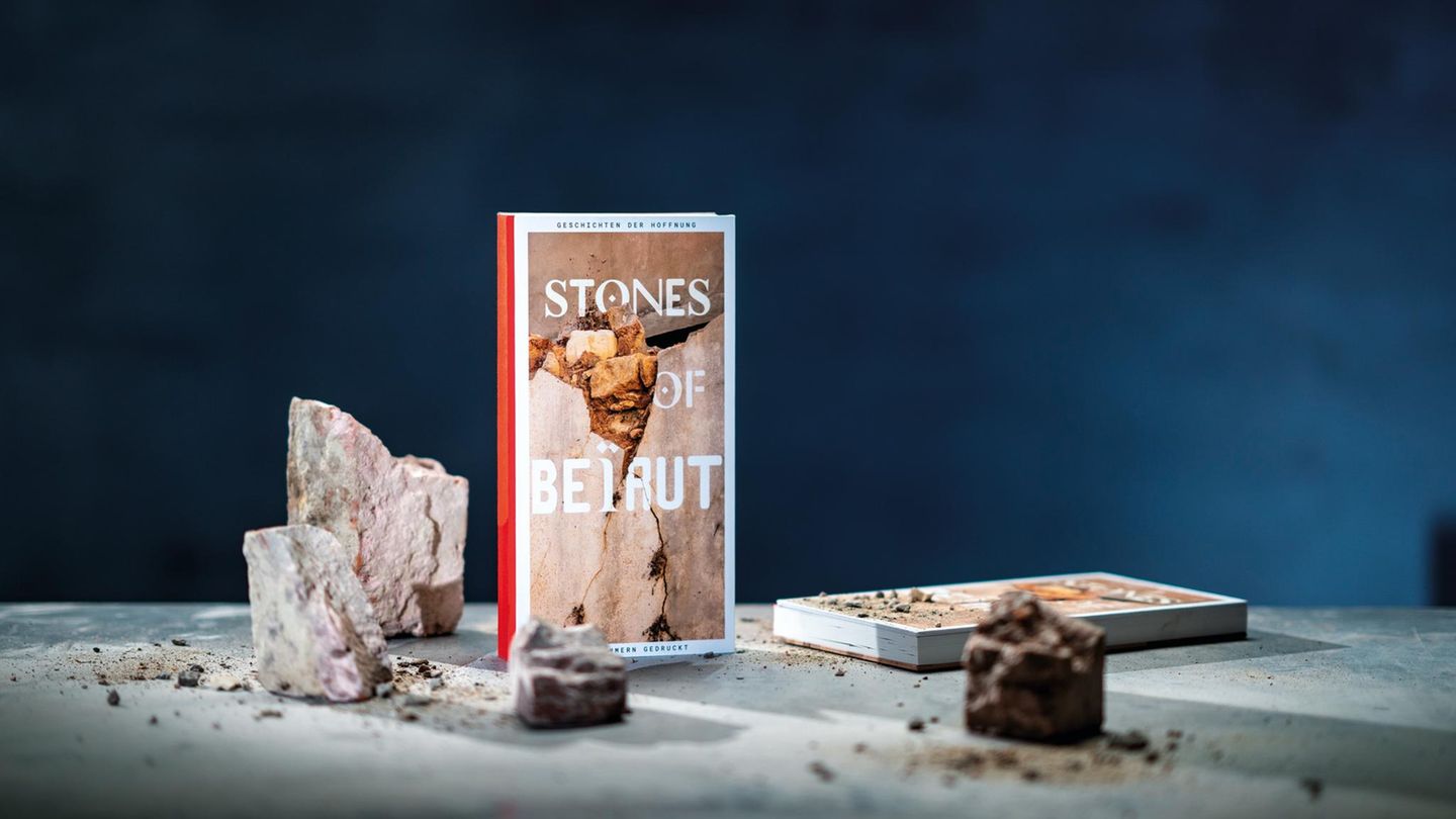 Libanon: Die hier gezeigten Bilder sind Teil des multimedialen Hilfsprojekts "Stones of Beirut" – eine Spendenkampagne, mit der die Agentur Territory gemeinsam mit dem Verlagshaus Gruner + Jahr (zu dem auch GEO gehört) ein Zeichen gegen das Vergessen setzen möchte. Herzstück des Projekts ist das gleichnamige Buch. Es erzählt von der einzigartigen Kultur der Stadt – festgehalten in Geschichten, Fotografien, Zeichnungen, Gedichten. Gedruckt wurde das Buch auf Steinpapier, hergestellt aus dem Schutt, den die Explosion am Hafen hinterlassen hat. Die Einnahmen aus dem Verkauf des Buches, das ab sofort zu bestellen ist, sowie Spenden gehen an die Hilfsorganisation und NGO Beit El Baraka in Beirut. Die hier gezeigten Bilder sind Teil des multimedialen Hilfsprojekts "Stones of Beirut" – eine Spendenkampagne, mit der die Agentur Territory gemeinsam mit dem Verlagshaus Gruner + Jahr (zu dem auch GEO gehört) ein Zeichen gegen das Vergessen setzen möchte. Herzstück des Projekts ist das gleichnamige Buch. Es erzählt von der einzigartigen Kultur der Stadt – festgehalten in Geschichten, Fotografien, Zeichnungen, Gedichten. Gedruckt wurde das Buch auf Steinpapier, hergestellt aus dem Schutt, den die Explosion am Hafen hinterlassen hat. Die Einnahmen aus dem Verkauf des Buches, das ab sofort zu bestellen ist, sowie Spenden gehen an die Hilfsorganisation und NGO Beit El Baraka in Beirut.
