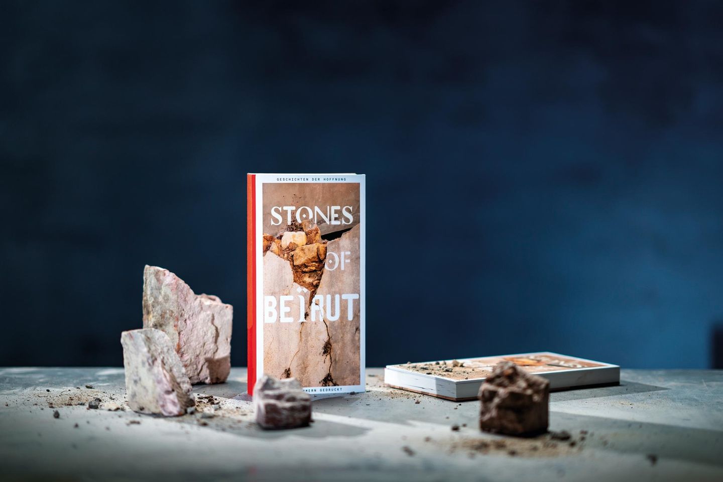 Die hier gezeigten Bilder sind Teil des multimedialen Hilfsprojekts "Stones of Beirut" – eine Spendenkampagne, mit der die Agentur Territory gemeinsam mit dem Verlagshaus Gruner + Jahr (zu dem auch GEO gehört) ein Zeichen gegen das Vergessen setzen möchte. Herzstück des Projekts ist das gleichnamige Buch. Es erzählt von der einzigartigen Kultur der Stadt – festgehalten in Geschichten, Fotografien, Zeichnungen, Gedichten. Gedruckt wurde das Buch auf Steinpapier, hergestellt aus dem Schutt, den die Explosion am Hafen hinterlassen hat. Die Einnahmen aus dem Verkauf des Buches, das ab sofort zu bestellen ist, sowie Spenden gehen an die Hilfsorganisation und NGO Beit El Baraka in Beirut.
