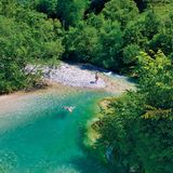 Im österreichisch-slowenischen Grenzgebiet nahe des Seebergsattels entspringt die Kokra in einer Höhe von ca. 1800 m und mündet nach ca. 41 km bei Krain in die Save. In einem Seitental wurde die Bistrica, ein Kokra-Zubringer, zu einem kleinen See aufgestaut. Am wenig frequentierten Jezero Črnava (Schwarzsee), der nach einem einst hier befindlichen dunklen Wäldchen benannt wurde, gibt es leicht erreichbare, familienfreundliche Bademöglichkeiten. Außerdem kann man sich auf der Seeterrasse des Hotels Bor stärken und einen wundervollen Ausblick über den kleinen See genießen.  Fährt man die glasklare Kokra von Krain kommend flussaufwärts, verengt sich oberhalb von Potoče das Tal und bildet alsbald interessante Schluchten, die bei ausreichend Wasserstand die Wildwasserfahrer erfreuen. Bevor es jedoch ganz eng wird, laden große Kiesbänke und Gumpen zum Bade (Bild).       So kommt man hin: Von der Autobahn E61 Richtung Grenzübergang Seebergsattel fahren und bei dem kleinen Örtchen Preddvor links zum Schwarzsee abbiegen. Zum Erreichen der Badestelle am Oberlauf der Kokra die Fahrt zum Seebergsattel fortsetzen.