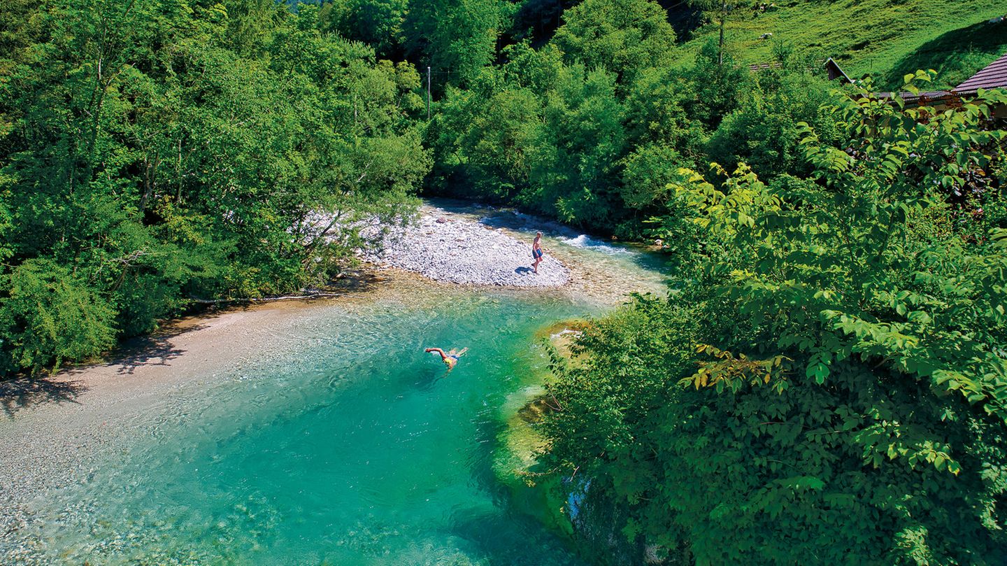 Im österreichisch-slowenischen Grenzgebiet nahe des Seebergsattels entspringt die Kokra in einer Höhe von ca. 1800 m und mündet nach ca. 41 km bei Krain in die Save. In einem Seitental wurde die Bistrica, ein Kokra-Zubringer, zu einem kleinen See aufgestaut. Am wenig frequentierten Jezero Črnava (Schwarzsee), der nach einem einst hier befindlichen dunklen Wäldchen benannt wurde, gibt es leicht erreichbare, familienfreundliche Bademöglichkeiten. Außerdem kann man sich auf der Seeterrasse des Hotels Bor stärken und einen wundervollen Ausblick über den kleinen See genießen.  Fährt man die glasklare Kokra von Krain kommend flussaufwärts, verengt sich oberhalb von Potoče das Tal und bildet alsbald interessante Schluchten, die bei ausreichend Wasserstand die Wildwasserfahrer erfreuen. Bevor es jedoch ganz eng wird, laden große Kiesbänke und Gumpen zum Bade (Bild).       So kommt man hin: Von der Autobahn E61 Richtung Grenzübergang Seebergsattel fahren und bei dem kleinen Örtchen Preddvor links zum Schwarzsee abbiegen. Zum Erreichen der Badestelle am Oberlauf der Kokra die Fahrt zum Seebergsattel fortsetzen.