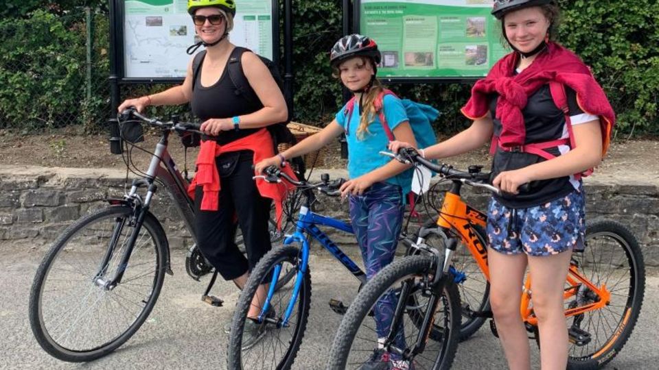 Autorin Mareike Graepel  mit ihren Kindern Orla und Alva auf dem Royal Canal Greenway