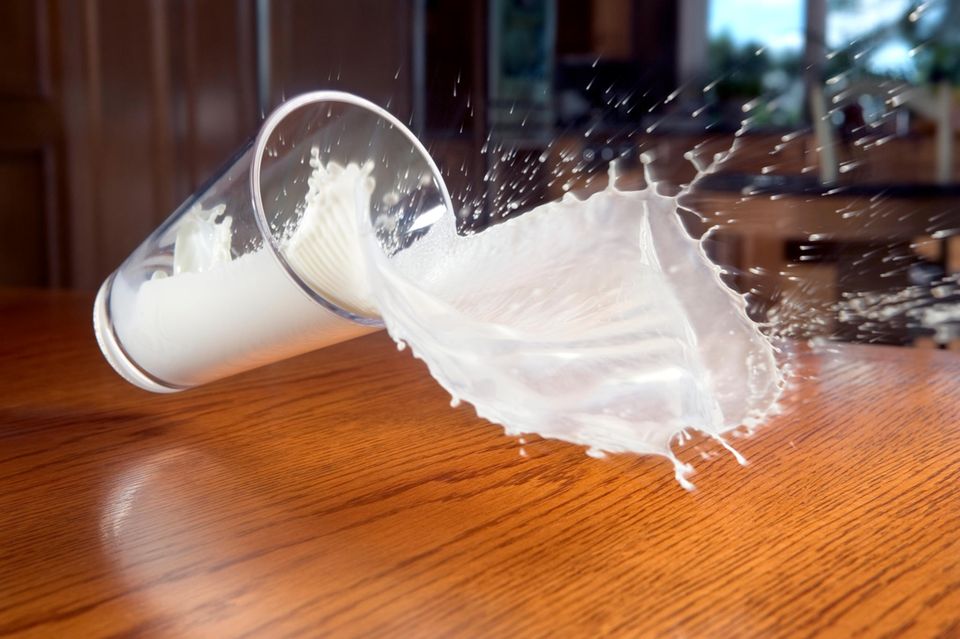 Prinzipien: Mit ihrer gewaltigen Masse zieht die Erde das Milch an. Auf einem anderen Himmelskörper, etwa dem Mars, würde die Gravitation weniger stark wirken, denn der Rote Planet hat nur rund ein Zehntel der irdischen Masse 1.4982